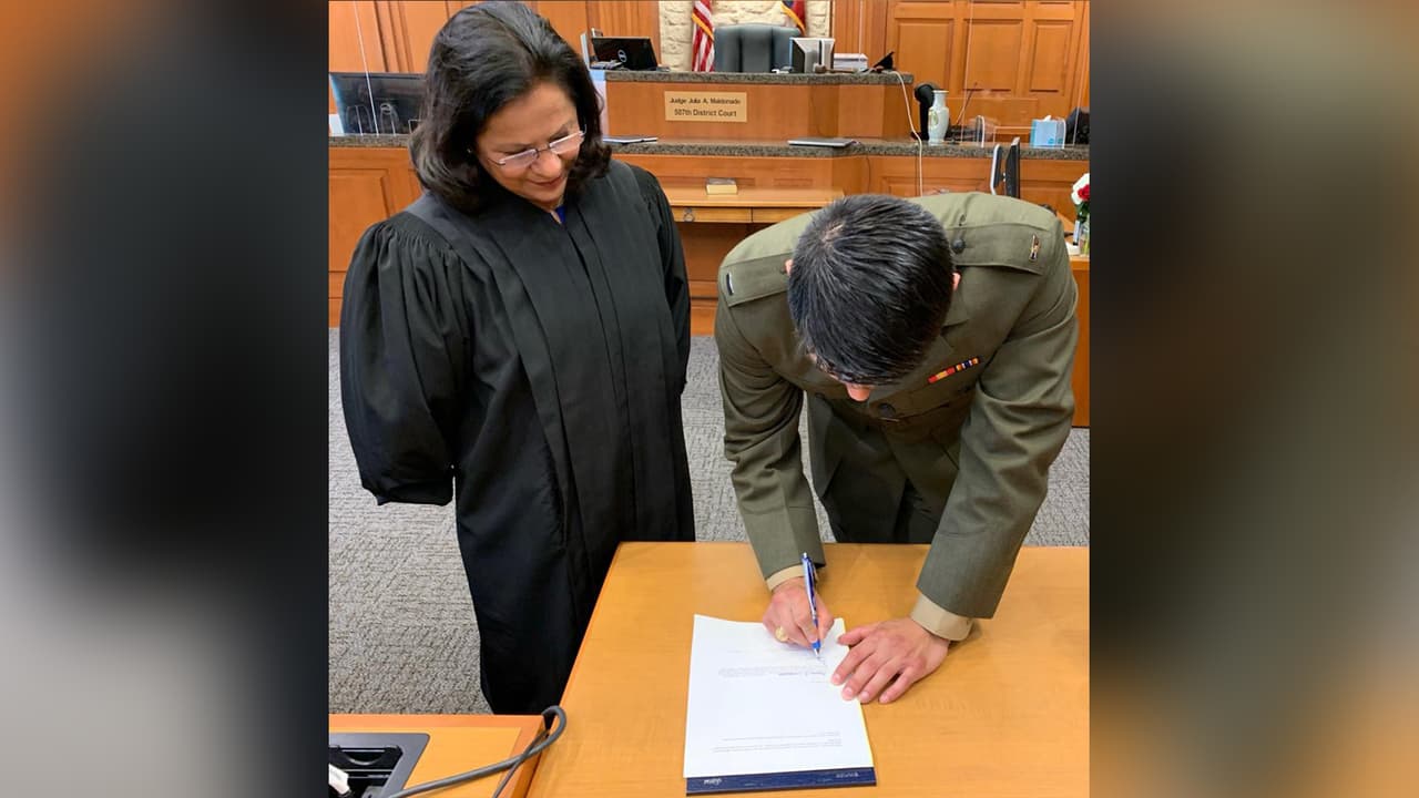 Publicó en su página de Facebook el momento en el que juramentó a su hijo Aarón Lombrana.