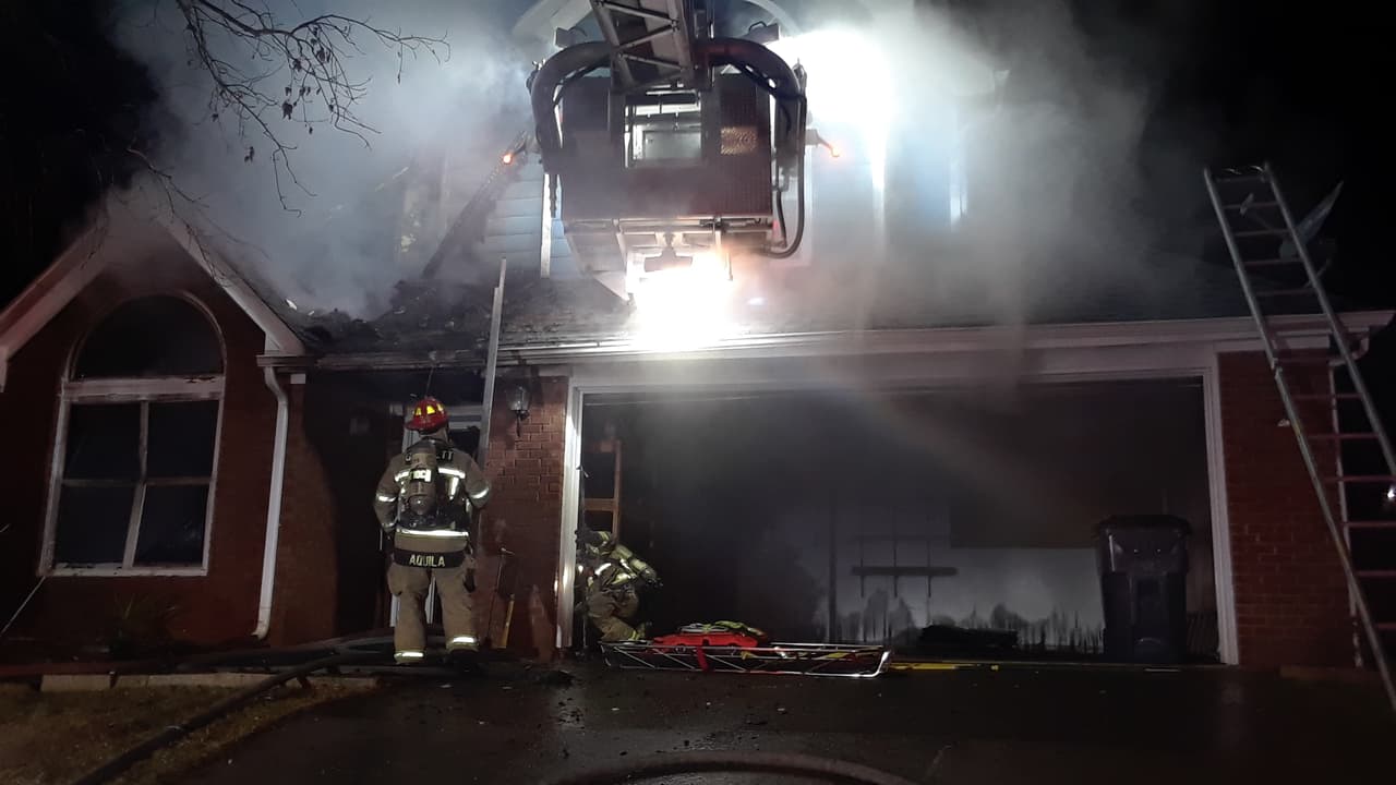 El propietario de la casa, que estaba a la venta, llegó al lugar y dijo que horas antes se había estado mostrando a posibles compradores y que no se había registrado otra actividad en la vivienda. A la fecha no se ha determinado la causa del fuego. Tampoco se reportaron personas lesionadas.