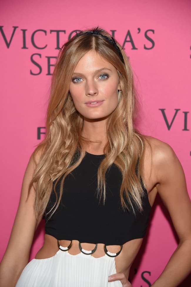 Constance Jablonski. Es una de las modelos francesas más importantes de los últimos tiempos. Ha sido portada de muchas revistas, además de estar en las mejores pasarelas del mundo. Su estilo es muy preppy y simple, pero sorprende por su belleza y personalidad.