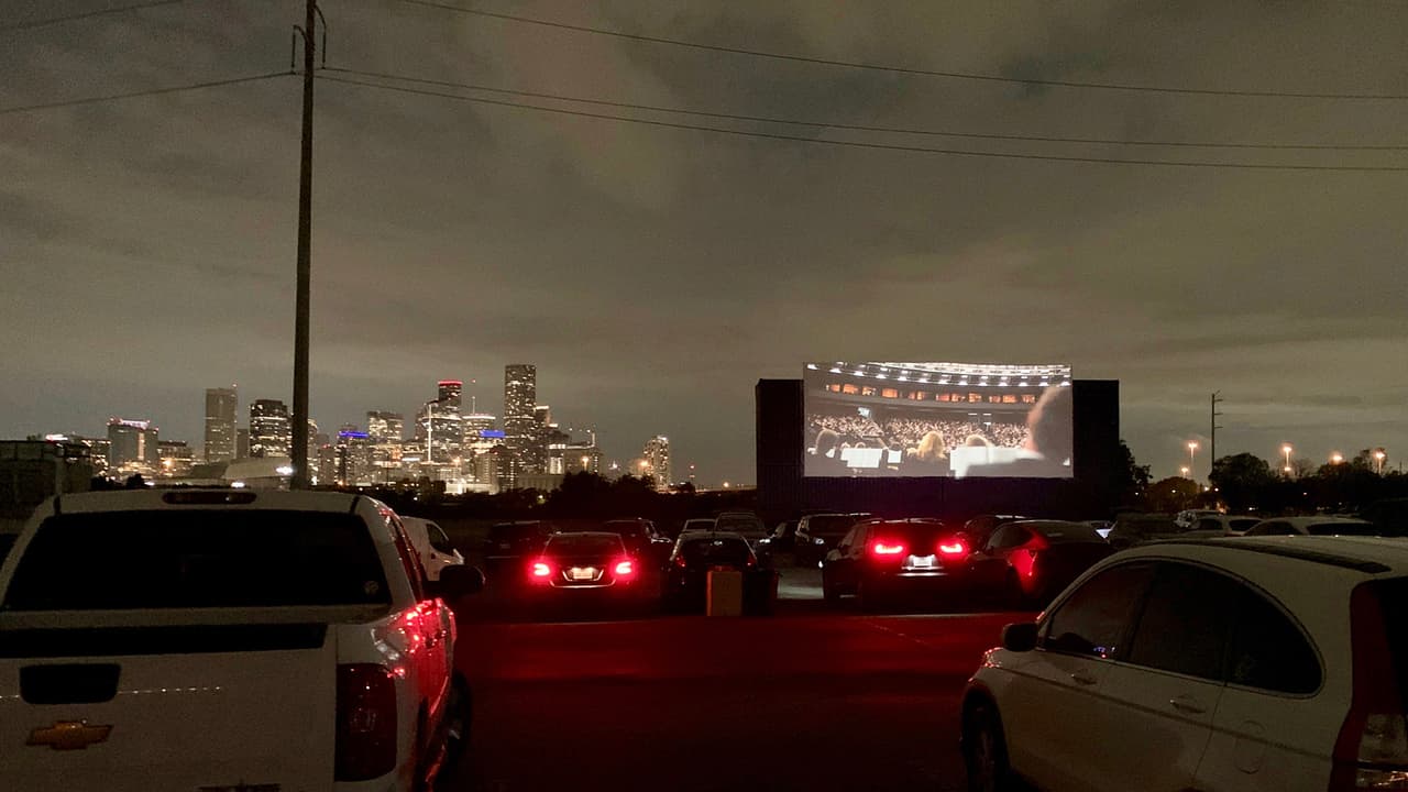 Los invitados deben permanecer solo alrededor de su espacio de estacionamiento si desean disfrutar de la película fuera de sus vehículos.