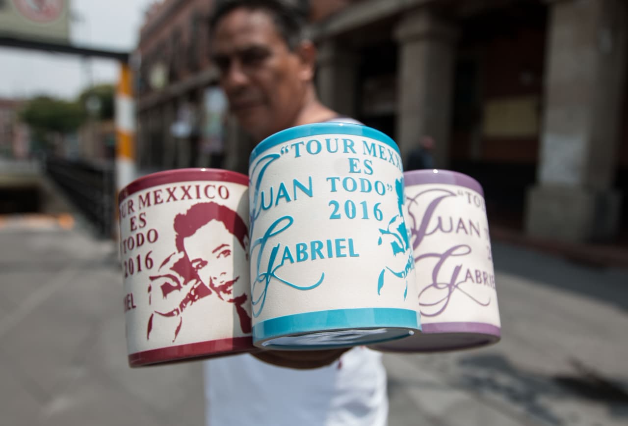 El fenómeno 'Juanga' en la Ciudad de México dispara las ventas... hasta en la piratería