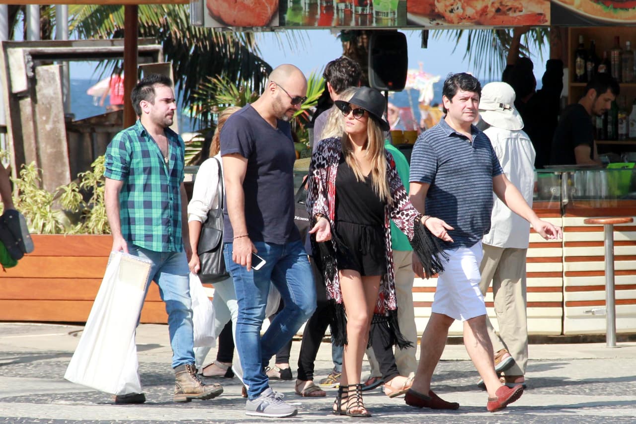 Con un outfit super cómodo, Maite estuvo muy bien escoltada.