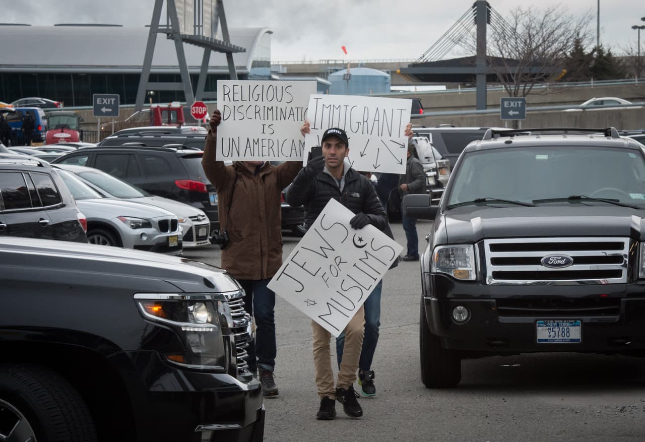 Campaña #deleteUber continúa mientras Lyft dona un millón de dólares para ayuda legal a refugiados