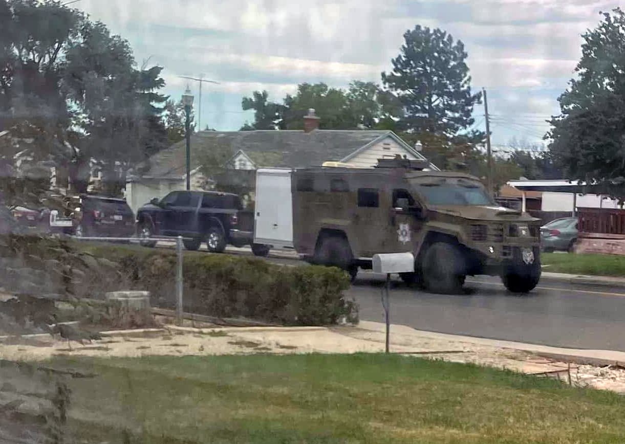 Equipos especiales de la policía y el comando SWAT rodearon el lugar.