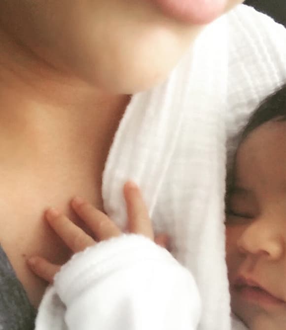 Ana no puede despegarse de Giulietta, pues han creado ese lazo de amor que sólo las madres sienten.