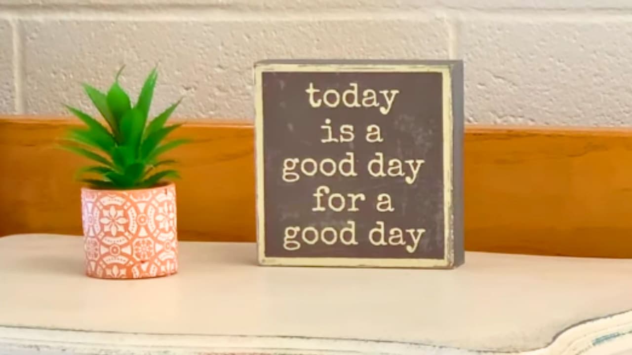 “Hoy es un buen día para tener un buen día”: El inspirador mensaje en la oficina de Amy Simmons.