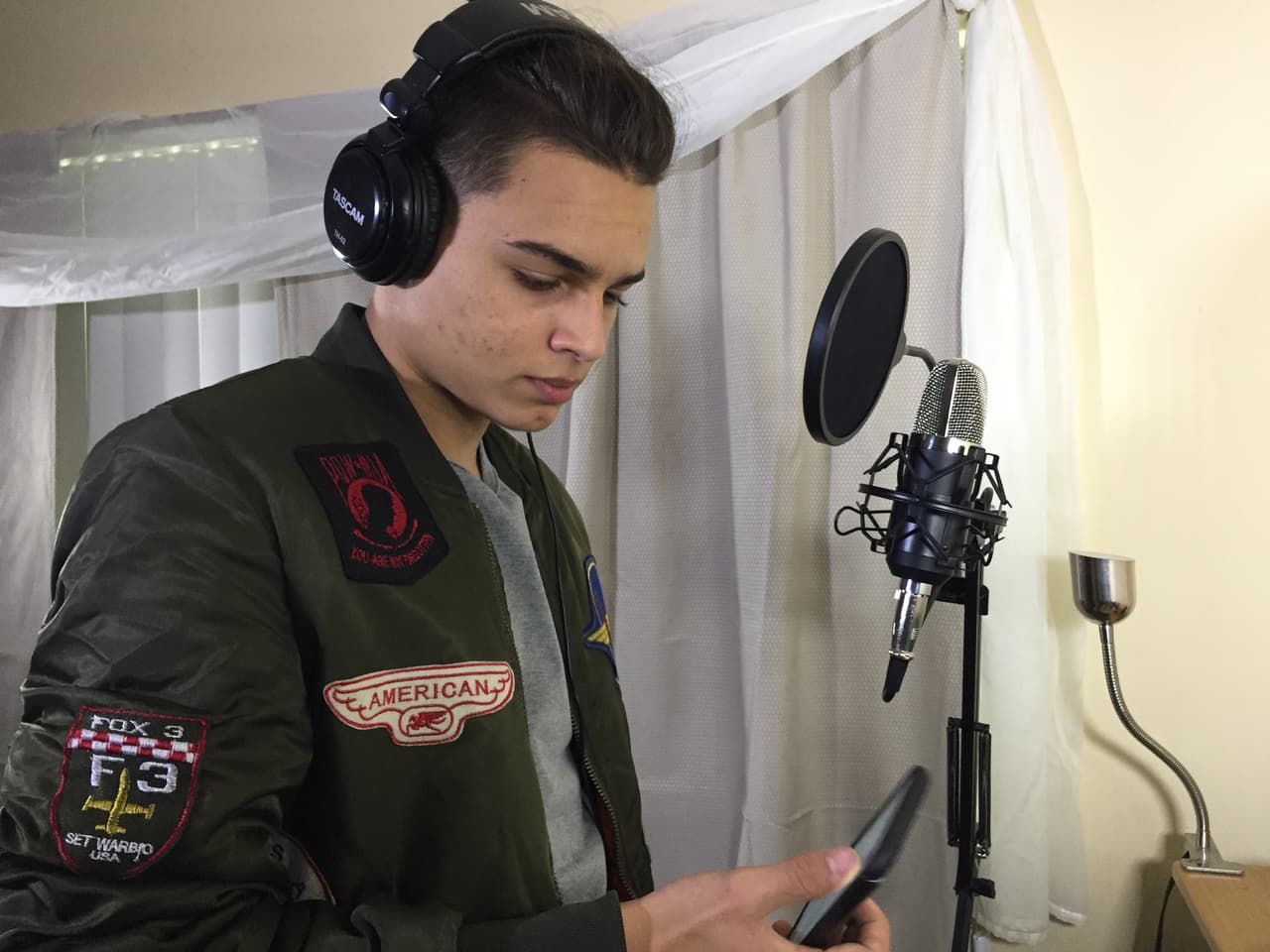 Por eso, además de tocar la guitarra graba sus canciones.