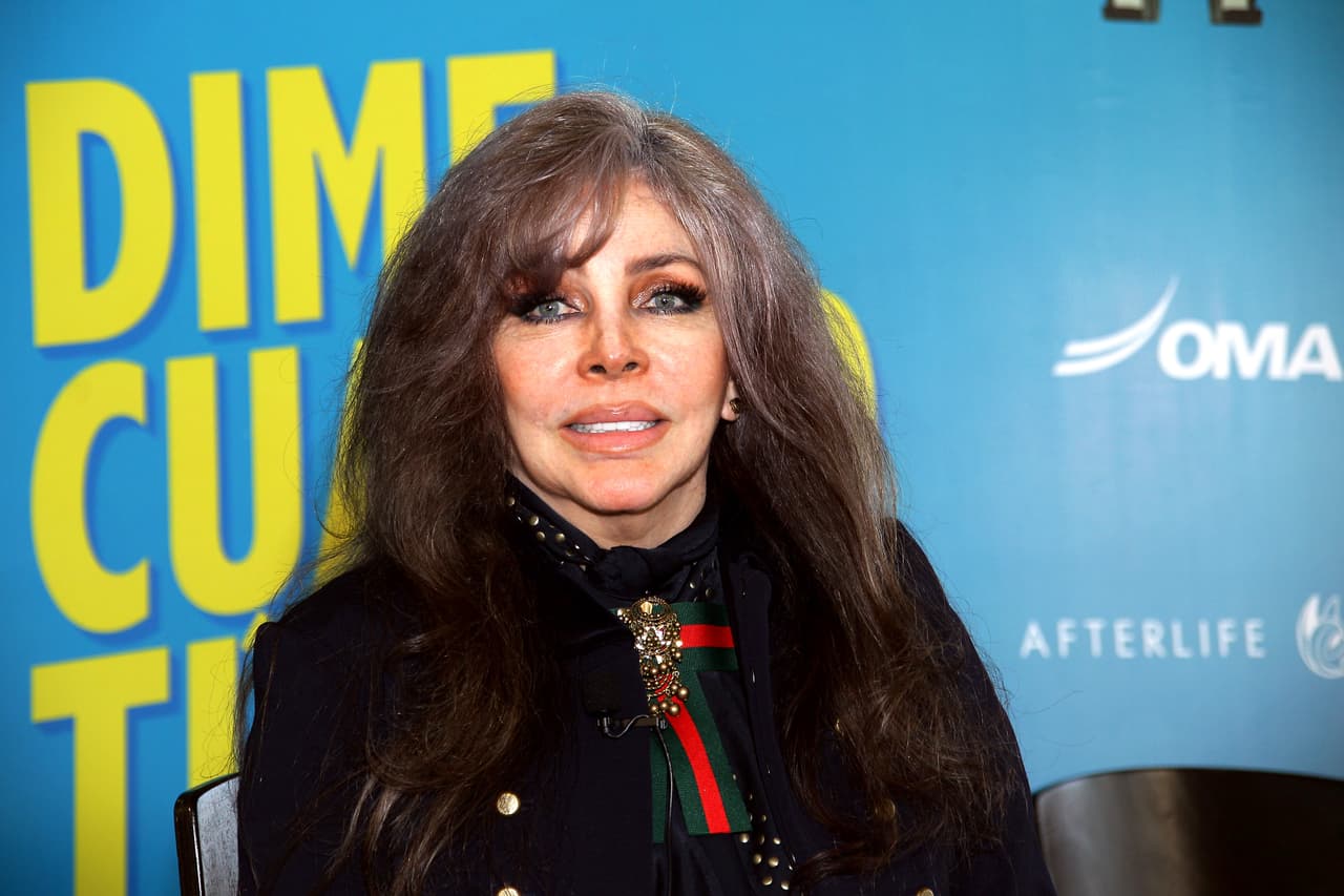 A sus 68 años, sería muy dif´ícil que
<b>Verónica Castro</b> no tuviera ni un pelito blanco en su gran melena. Ella optó por mostrar sus canas en un peinado de lado.