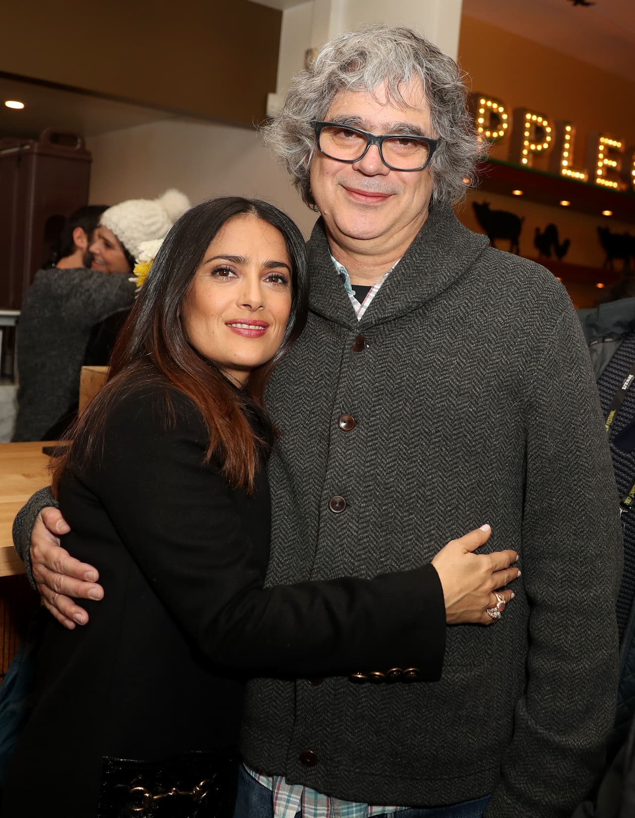 La peculiar personalidad del personaje de Salma choca con los arrogantes millonarios durante plena cena formal, creando una interesante comedia.