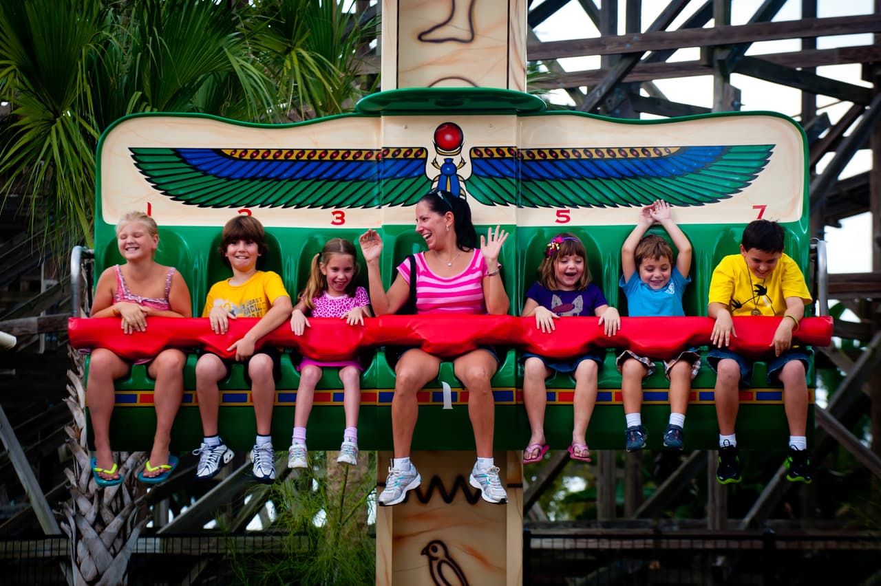 Los visitantes construyen y prueban coches Lego en emocionantes pistas.