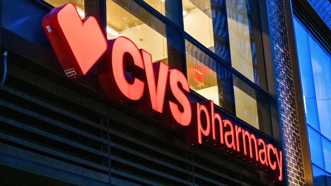 <h3 class="cms-H3-H3">CVS: Parte de sus tiendas cerrarán </h3>
<br>
<b>CVS también cerrará varias tiendas en 2025, afectando algunas en Texas</b>. La razón es similar a Walgreens: las compras en línea y el aumento de los costos operativos han disminuido las visitas a sus tiendas. 
<br>
<b>Ubicaciones afectadas:</b> Aunque no todas las tiendas de Texas se cerrarán, se espera que algunas en ciudades grandes y áreas suburbanas sean afectadas. No se ha revelado la lista de las ubicaciones. 
<br>
<b>Impacto:</b> Las personas en estas zonas deberán buscar otras opciones cercanas para sus productos de farmacia y salud.
