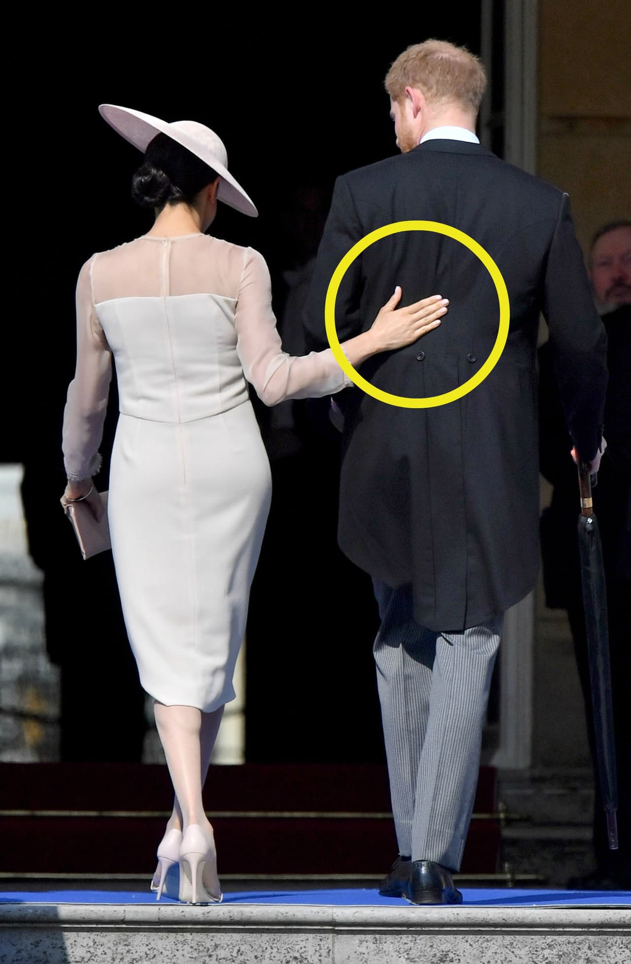 Mayo 22, 2019. Meghan también acostumbra tocar en la espalda a Harry.
