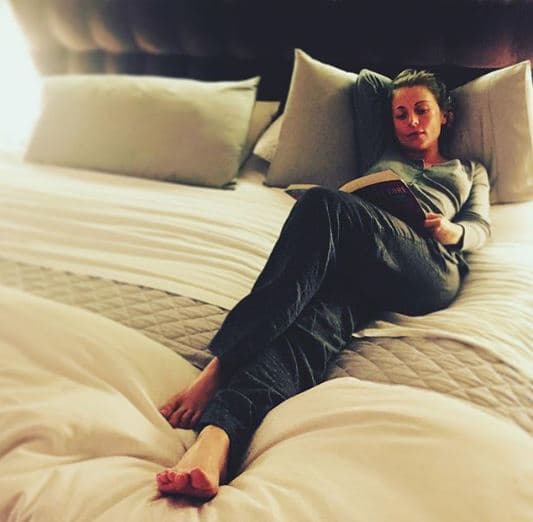 Al parecer a la actriz no le preocupa para nada mostrar sus pies, pues esta no es la primera ocasión en que Ludwika comparte imágenes donde aparece descalza.