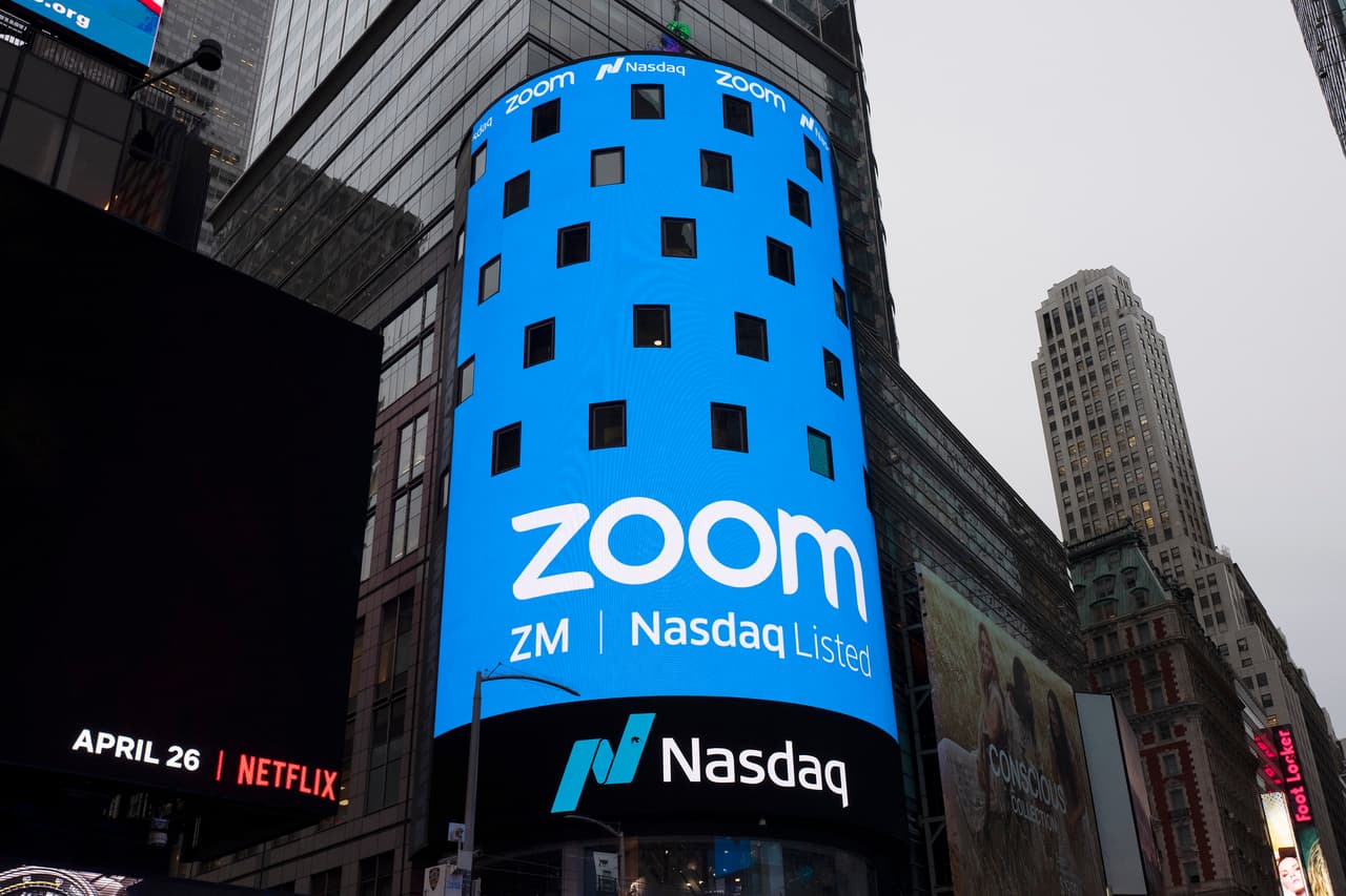 <b>ZOOM</b>. En junio pasado, Zoom había alcanzado subir un 500% desde que hizo su debut en abril de 2019, a 36 dólares por acción. Este repunte considerable se debe totalmente a los
<b>nuevos hábitos empresariales y personales </b>a raíz de la pandemia del coronavirus, que obligó a millones de personas a trabajar desde casa. Las acciones de Zoom (NASDAQ: ZM) cayeron este martes un 5.1%.