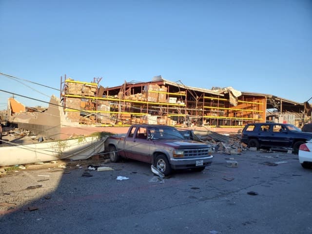 La policía de Dallas dijo que los agentes de una parte de la ciudad estaban yendo puerta por puerta para comprobar el estado de los vecinos.