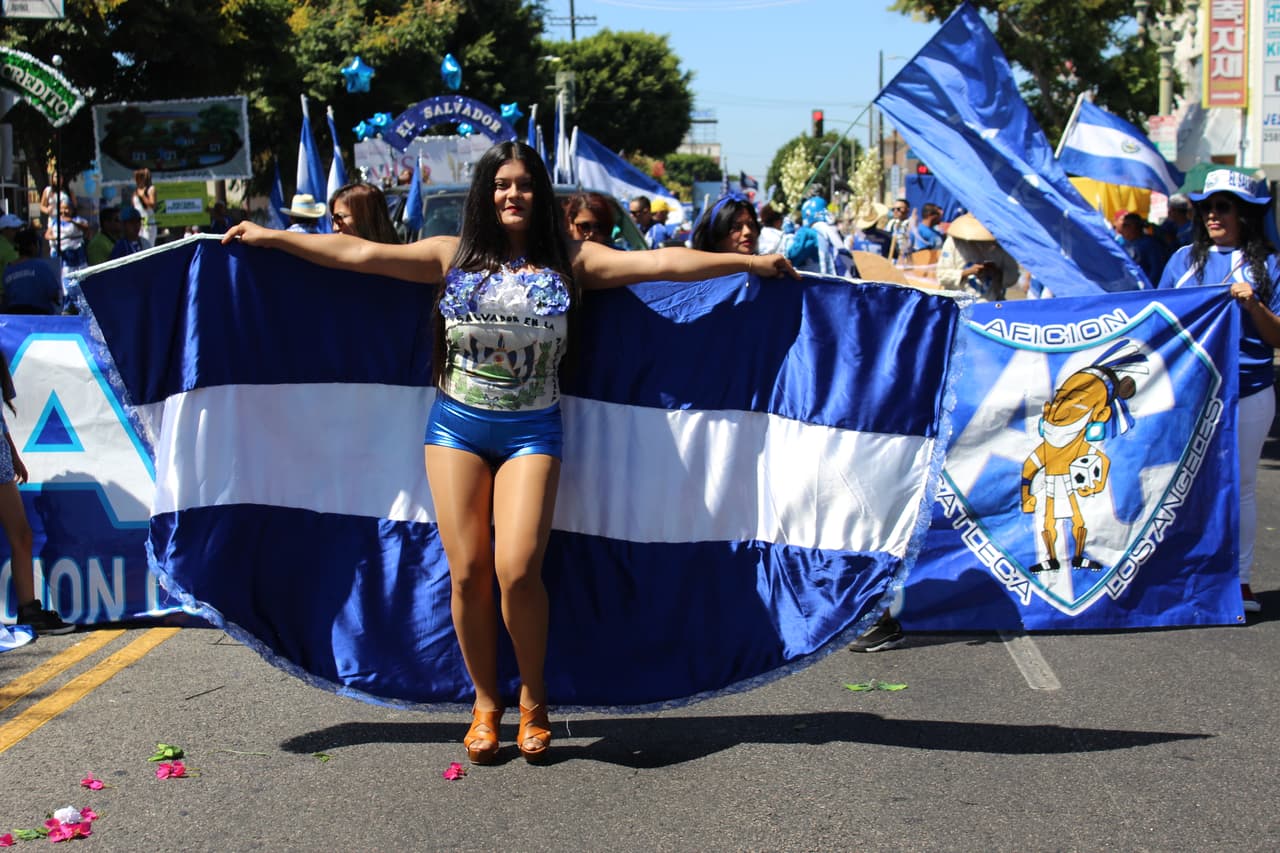 Miles de personas celebraron la independencia centroamericana con un desfile.