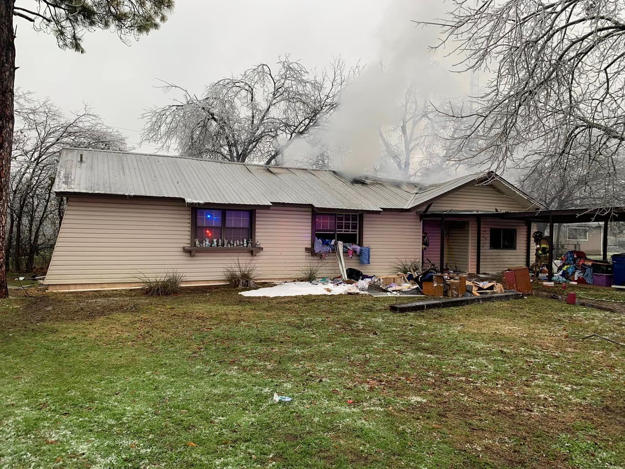 Bomberos de AFD y CPFD estuvieron en la escena apagando el fuego.