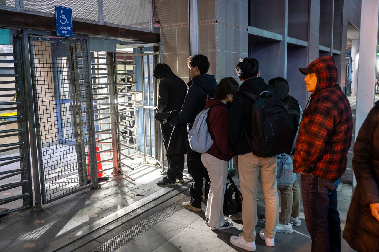 Mientras tanto, quienes diario acuden a Estados Unidos a trabajar, dijeron que 
<b>las filas han sido más largas</b> esta semana.