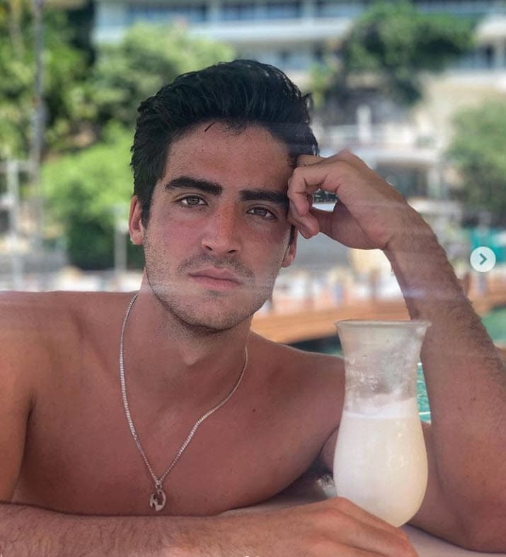 "Con ese mismo concepto, si te has sentido 'no amado' en algún punto de la vida y sabes lo difícil que es... sé la luz para alguien más. Aunque tu no la veas, sé la luz. Ama. Ayuda a los demás en vez de destruirlos, porque todos pasamos por cosas. Cosas que pueden ser muy difíciles de lidiar", escribió. 
<br>