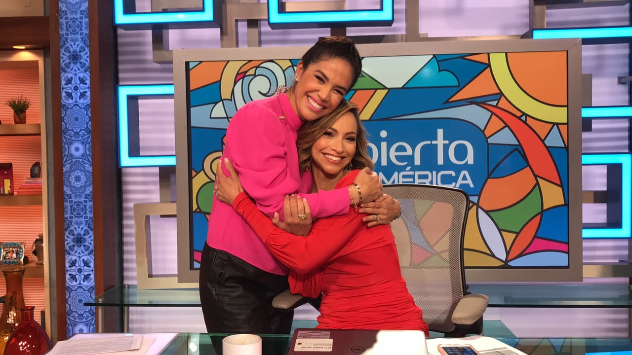 Karla también pasó a visitarla a su escritorio de noticias, para llenarla de abrazos.