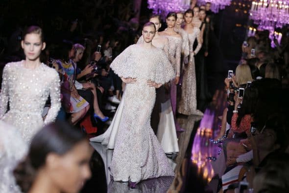 Un entorno de ensueño entre lámparas a media luz y tonalidades violeta, Saab nos mostró una colección llena de pedrería y caídas encantadoras.