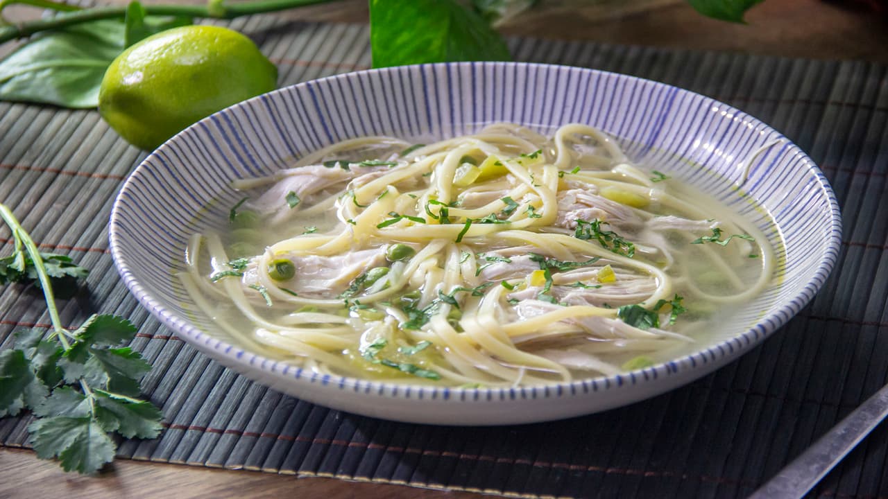 Caldo de pollo con tallarines