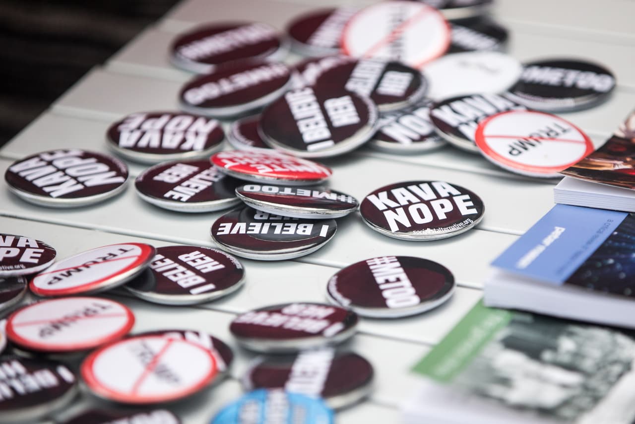 En la movilización de Nueva York se mostraron pines alusivos a la protesta contra el juez.