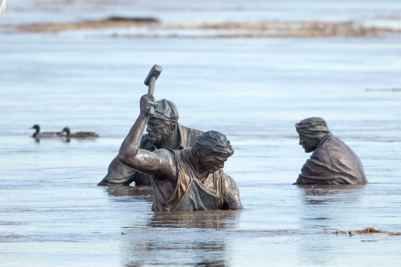 El río Missouri desbordado casi sumergió las estatuas del Monumento al Trabajo en Omaha, Nebraska. Al menos tres personas murieron y una desapareció este fin de semana en el Medio Oeste de EEUU debido a las inundaciones "históricas" provocadas por el paso del llamado "ciclón bomba".