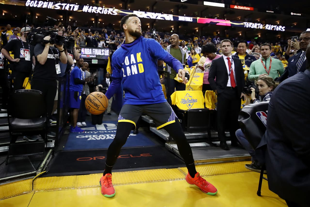 Antes de cada juego en casa, la súperestrella Steph Curry solía entretener a la afición con sus espectaculares tiros a la canasta. No era raro verlo anotar desde el otro extremo de la duela durante los partidos de local.