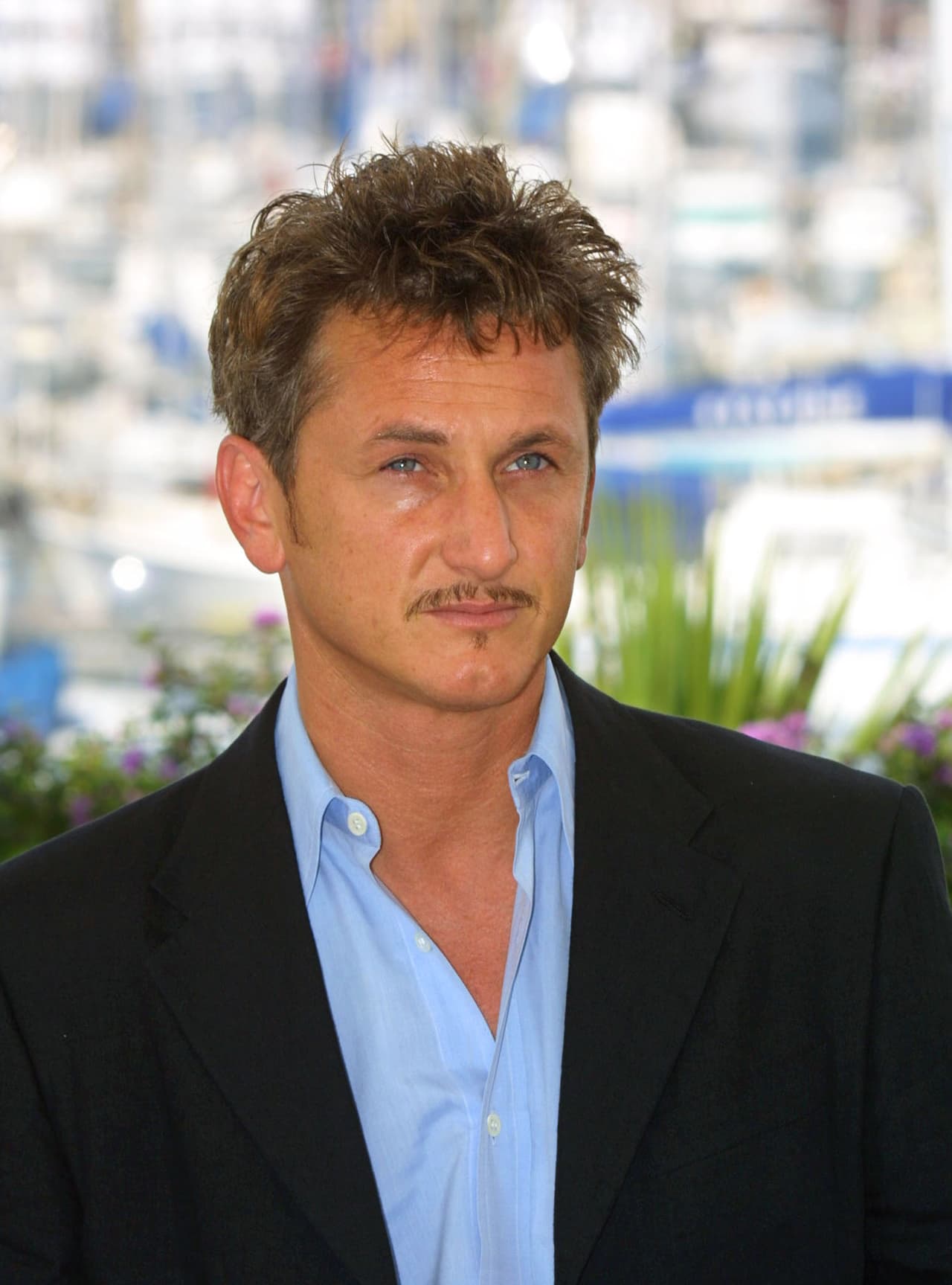 Sean Penn en I’m Sam Una joven mujer abandona a su hija el mismo día en que nace dejándola en manos de su padre, Sam Dawson, un hombre con retraso mental. Este personaje fue interpretado por el actor Sean Penn que logra sacar adelante a la pequeña; aunque cuando esta cumple los 7 años y empieza a tener más capacidad mental que su padre y es cuando el Estado quiera alejarlos. Amor y ternura de primera como pocas.