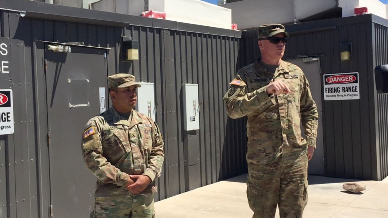 Miembros de la Guardia Nacional dan seguridad en el campo de tiro donde los agentes deben ir cuatro veces al año para obtener una certificación.