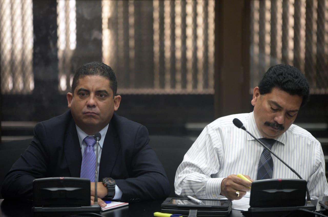 Prohíben salir de Guatemala a 50 empresarios por caso de corrupción aduanera