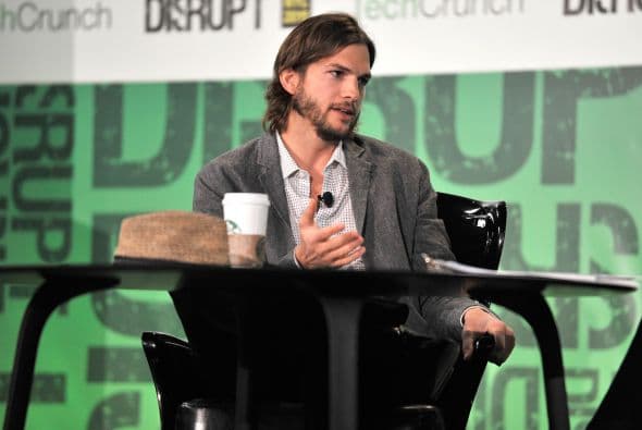 Sin embargo, el sitio TMZ asegura que el pago a Kutcher por su trabajo podría llegar hasta $900 mil, colocándose como el actor televisivo mejor pagado.