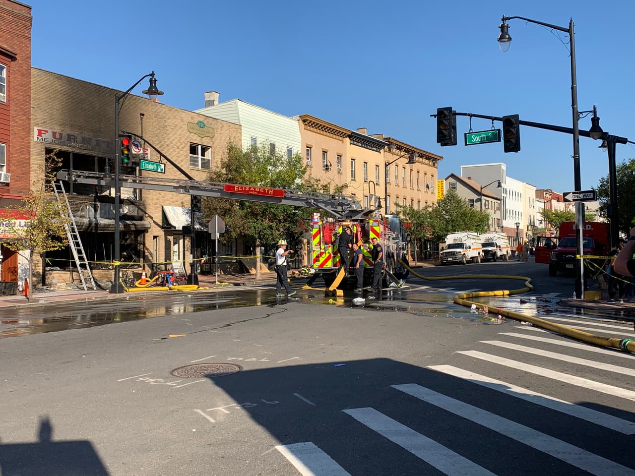 El fuego comenzó en una máquina de refrescos en la tienda de abajo, dijo Martins. El personal trató de apagar el fuego, pero no pudo.