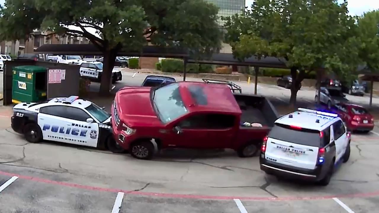 La alerta llevó a agentes encubiertos a un complejo de apartamentos en Golf Lakes Trail. Al llegar al sitio, otros oficiales rodearon el vehículo en el estacionamiento. 
<b>En un intento por evadir a la policía, el conductor aceleró y trató de pasar por arriba de una de las patrullas.</b>