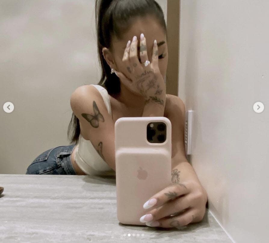 Hasta ahora no se ha relevado el valor del anillo de compromiso que recibió Ariana Grande. Cuando se comprometió con Pete Davidson, medios reportaron que la sortija que le dio
<b><a href="https://www.univision.com/entretenimiento/mira-el-enorme-y-carisimo-anillo-de-compromiso-de-ariana-grande-fotos" target="_blank">tuvo un valor de 93 mil dólares. </a></b>
<br>