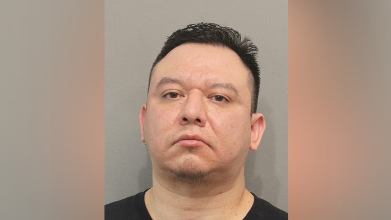 Thomas David González está acusado de solicitar en línea a un menor y fue arrestado el martes 4 de agosto.