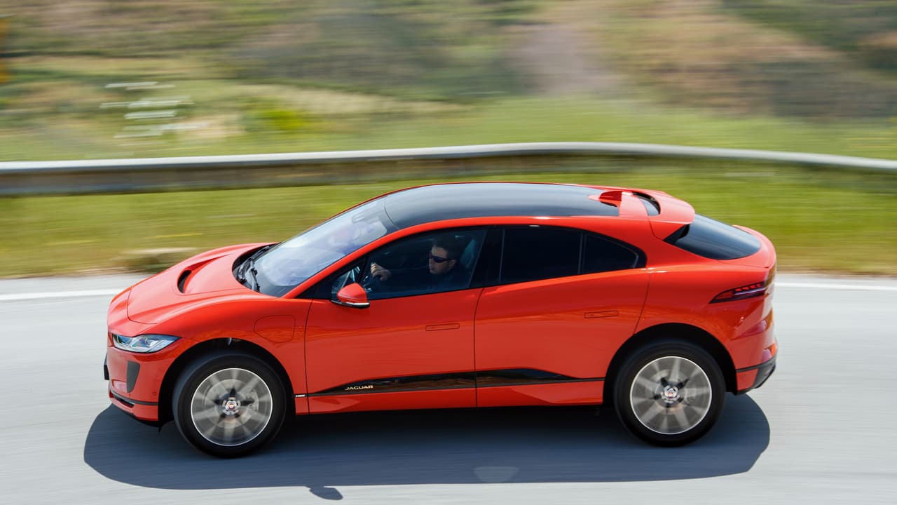 El equipo de diseño de la Jaguar I-Pace aprovechó la ausencia de un motor delantero para alargar la cabina hacia delante, colocando la base de las columnas delanteras sobre el arco de las ruedas, las cuales en si mismas fueron empujadas hacia los extremos laterales del vehículo. Este truco, que en diseño automotriz se llama cabina adelantada o ‘cab forward’, permite aumentar el espacio interior de un vehículo sin aumentar su tamaño total. Una idea que no tiene nada de malo.