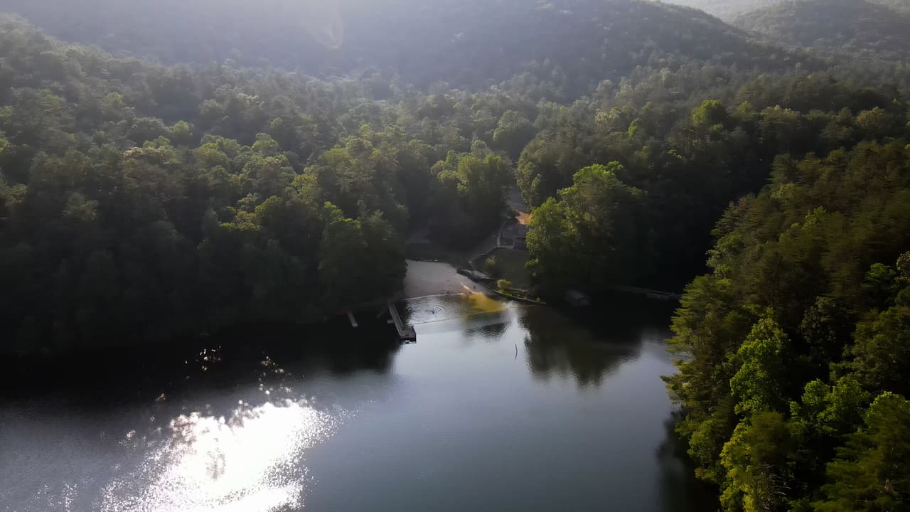 El Unicoi State Park se encuentra en Helen, 
<a href="https://goo.gl/maps/ohKR7ynfK5xkuDST6"><b>a unas 89 millas en auto al noreste de Atlanta</b></a>.