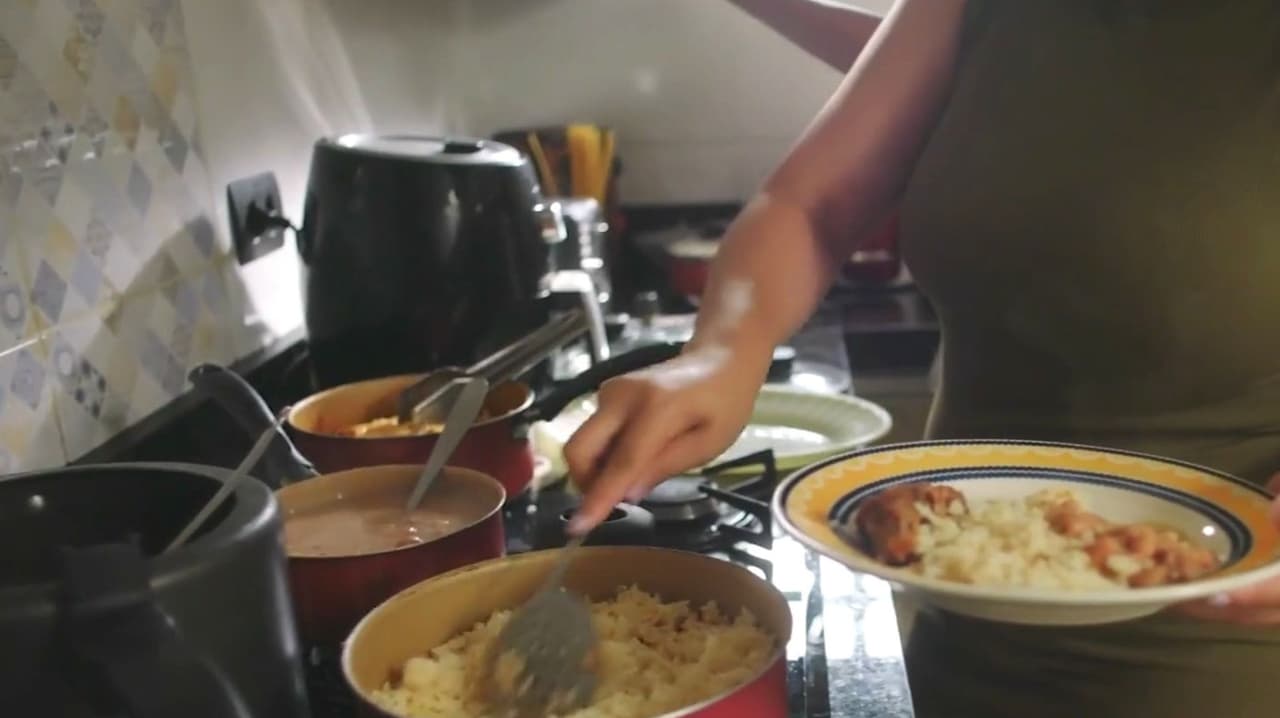 Familias dejan de comprar ciertos productos y comer en restaurantes por altos precios