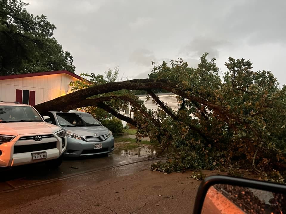Fuertes tormentas y ráfagas de viento dejaron escenas de devastación en Dallas, mientras se mantiene la alerta de tiempo severo este martes y podría extenderse a la madrugada del miércoles. 
<br>