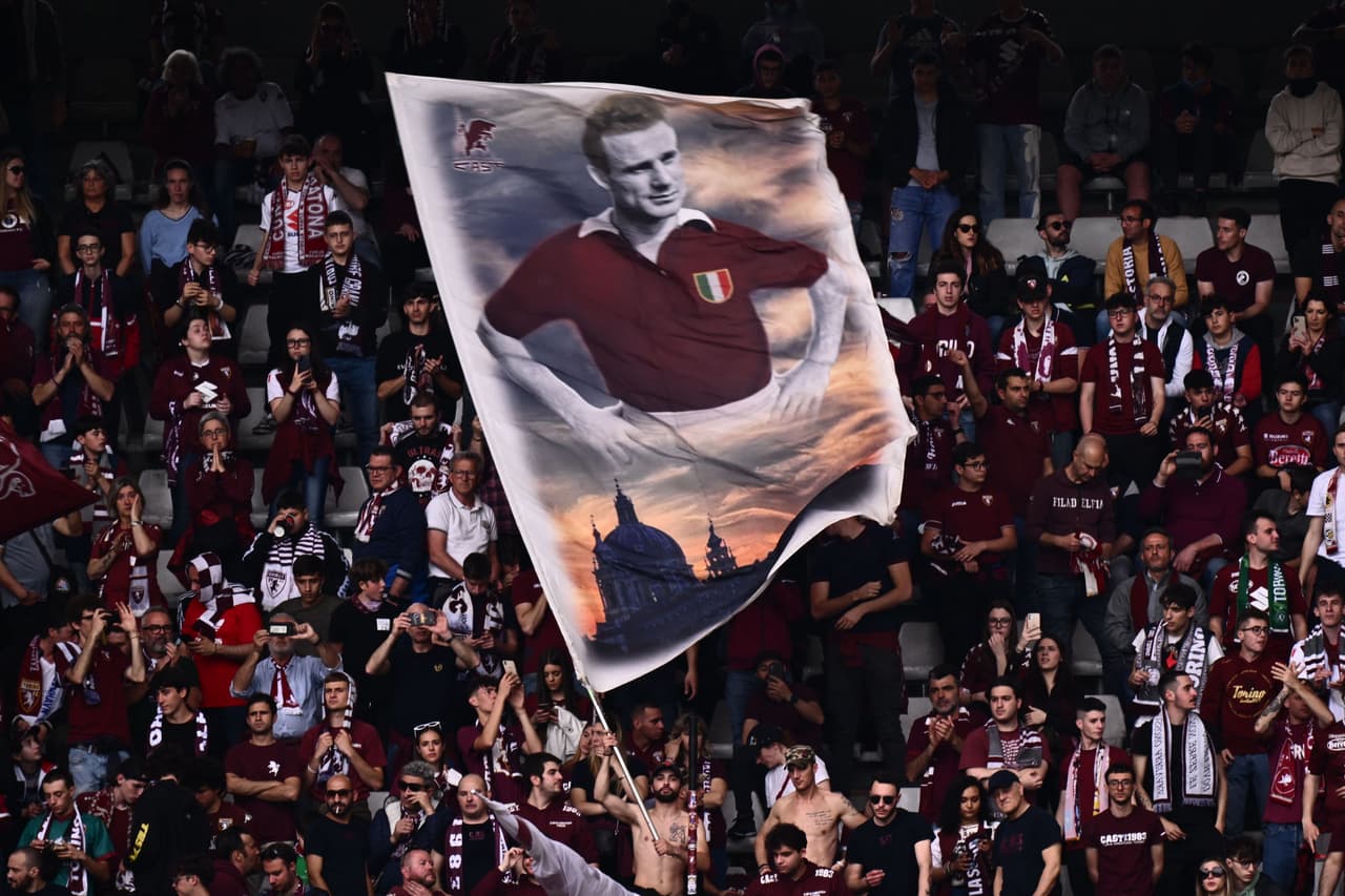 La afición del Torino homenajeaba a sus leyendas.
