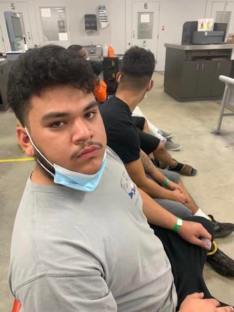 Ezra Sebastian Guerra fue llevado a la cárcel del condado de Bexar por cargos de posesión de una sustancia controlada con la intención de entregar 1 a 4 gramos y posesión de marihuana.