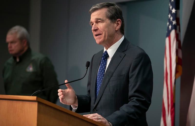 "Estoy firmando en ley dos proyectos de ayuda crítica que brindarán asistencia a las familias, escuelas, hospitales y pequeñas empresas, mientras nuestro estado lucha contra el covid-19", dijo el gobernador en una conferencia de prensa.