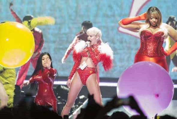 Miley Cyrus con manitas juguetonas en su 'Bangerz Tour'. En Los Ángeles la reina del escándalo se presentará a partir del 20 de febrero. ¿Será que además de la música, presentará su técnicas íntimas en cada concierto? Te damos un adelanto gráfico.