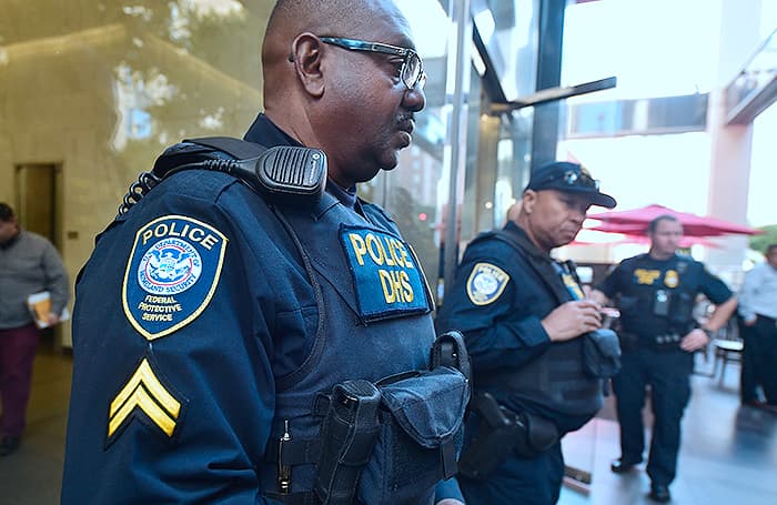 Aumentaron las detenciones de agentes de ICE en las cortes: ¿debo ir a una cita judicial si estoy en riesgo de deportación? 