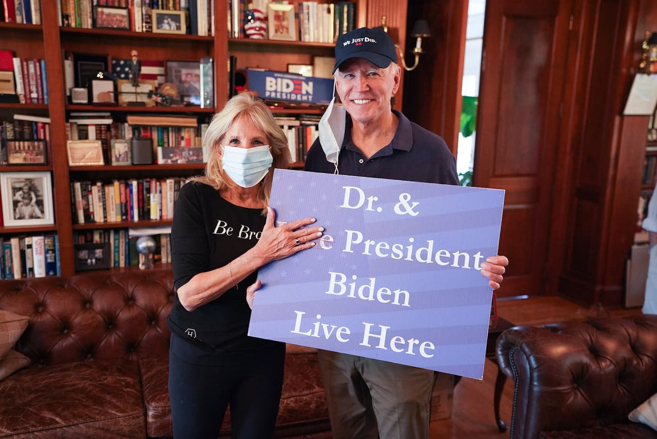 Jill Biden publicó esta foto junto a su esposo tapando el prefijo "vice" de un cartel donde se lee “Dr & President Biden viven aquí”. 
<br>
