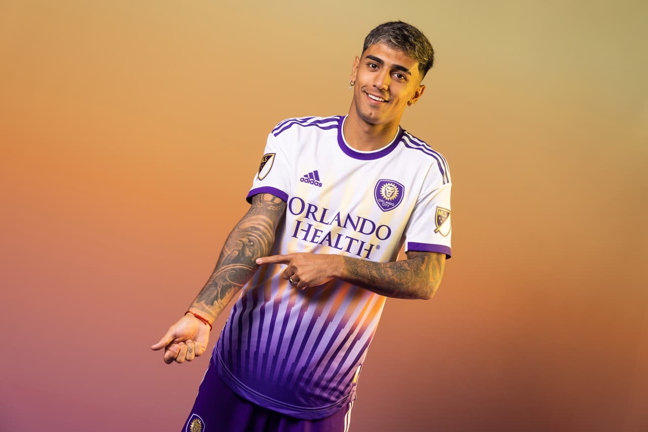 Orlando City SC refrescó la imagen de su camiseta secundaria para 2022 con la presentación de este 'Sunshine Kit'. Aquí lo muestra Facundo Torres, nueva estrella del club de Florida.
<br>
<br>