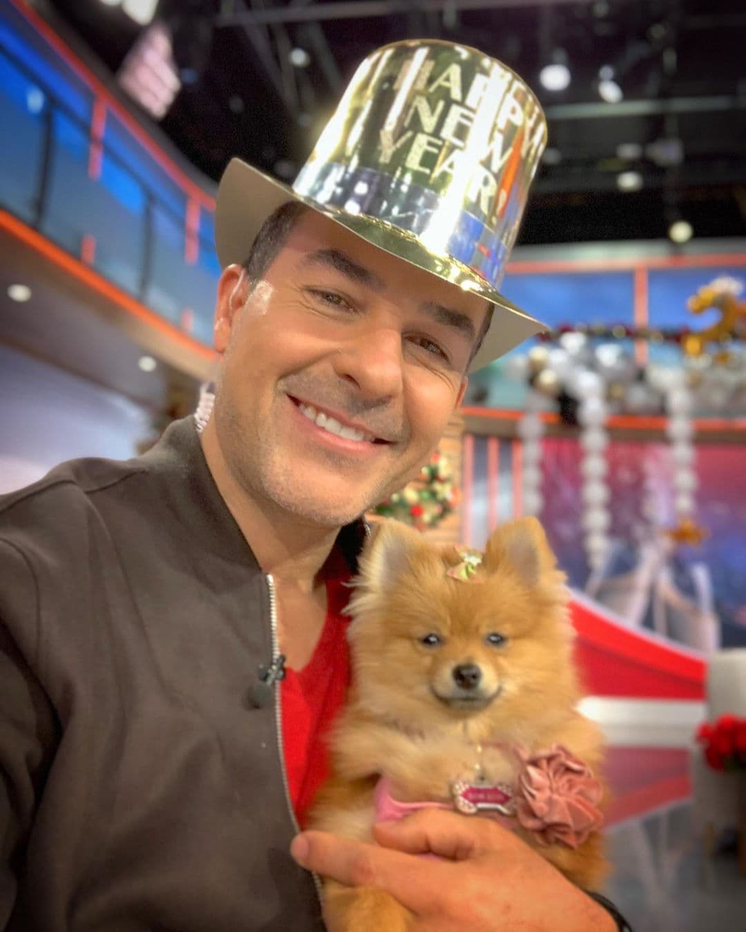 La primera foto que 
<a href="https://www.univision.com/shows/despierta-america/con-bebes-en-brazos-carlos-pidio-opinion-sobre-su-look-de-papa-sera-que-en-2020-le-escriba-carta-a-la-ciguena-fotos" target="_blank">Carlos compartió</a> este año fue una junto a la tierna mascota de Despierta América: "Feliz 2020 de parte de Bombom y su servidor".