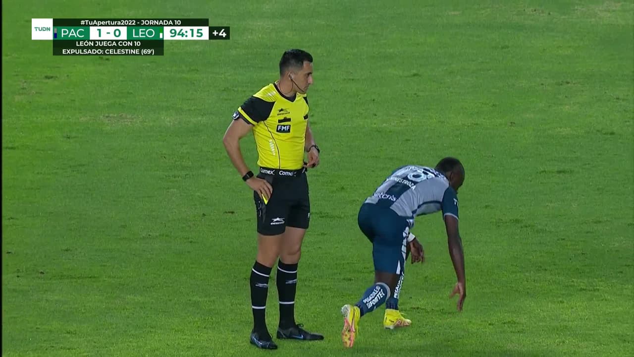 ¡TIRO ATAJADO! disparo por Rodolfo Cota.